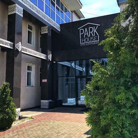 Park House Taldykorgan Hotell Exteriör bild
